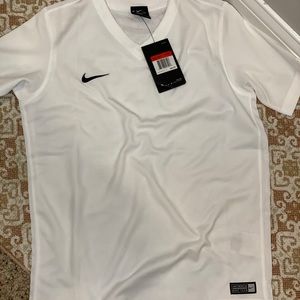 SOLD ✌🏽White Unisex Youth V-neck Nike Shirt